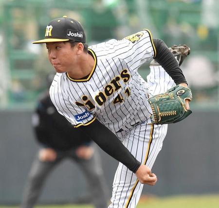 　４回に登板し力投する村上（撮影・西岡正）