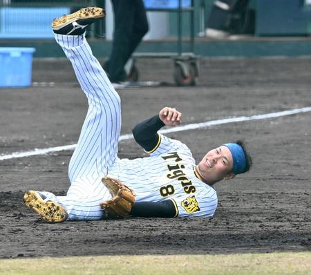 デスノックで倒れ込む佐藤輝（撮影・飯室逸平）