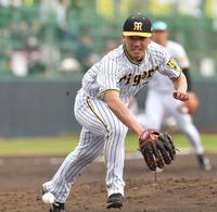 　２回、辰己の打球を追う伊藤将（撮影・西岡正）