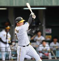 　１回、中前に先制打を放つ大山（撮影・西岡正）