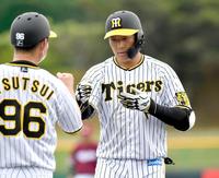 　１回、中前に先制打を放ち、筒井コーチ（左）とタッチを交わす大山（撮影・西岡正）