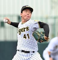 　楽天打線相手に好投する村上