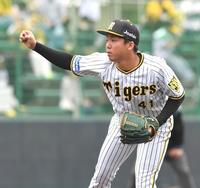 　４回に登板し力投する村上（撮影・西岡正）