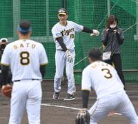 　大山（３）、佐藤輝（８）にノックする矢野監督（撮影・飯室逸平）