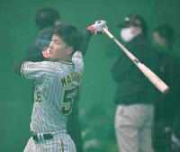 　打撃練習をする前川（撮影・石井剣太郎）