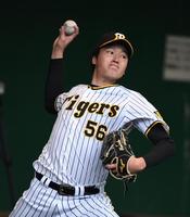 　ブルペンで力投する小林（撮影・石井剣太郎）