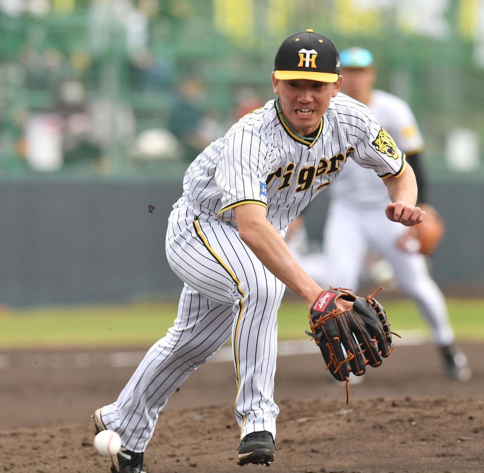 　２回、辰己の打球を追う伊藤将（撮影・西岡正）