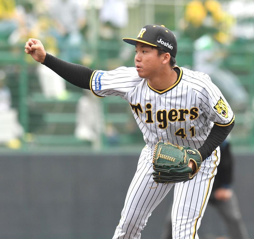 　４回に登板し力投する村上（撮影・西岡正）