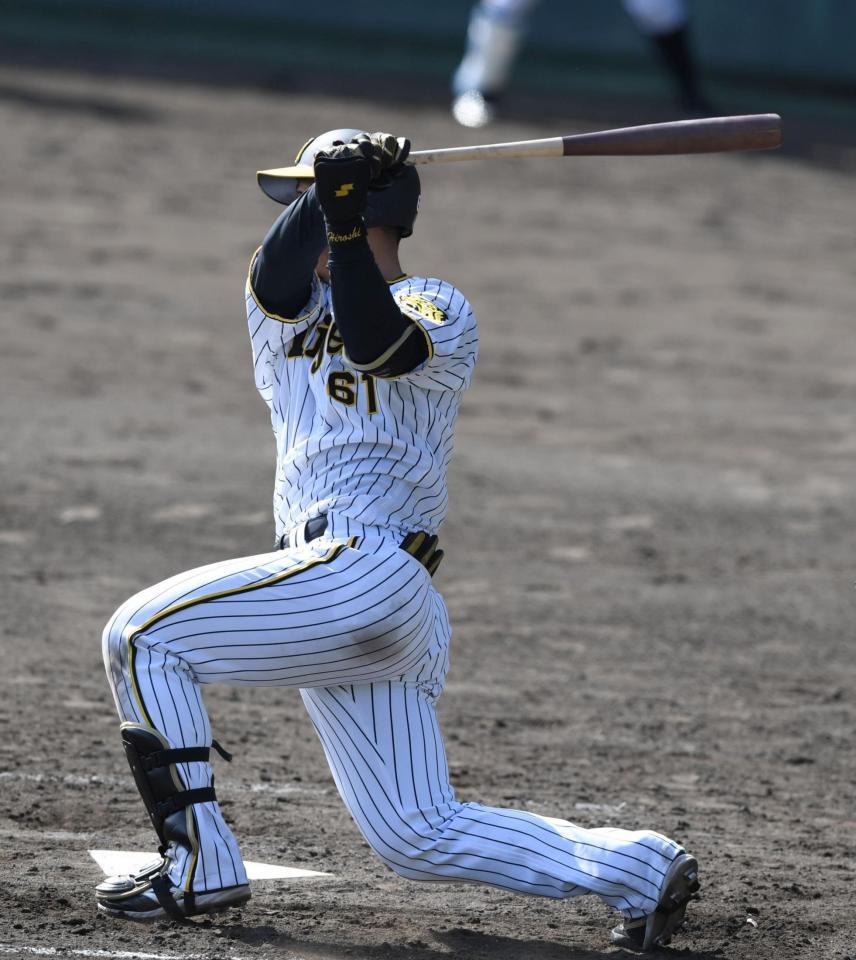 　３回、豊田は適時打を放つ（撮影・石井剣太郎）