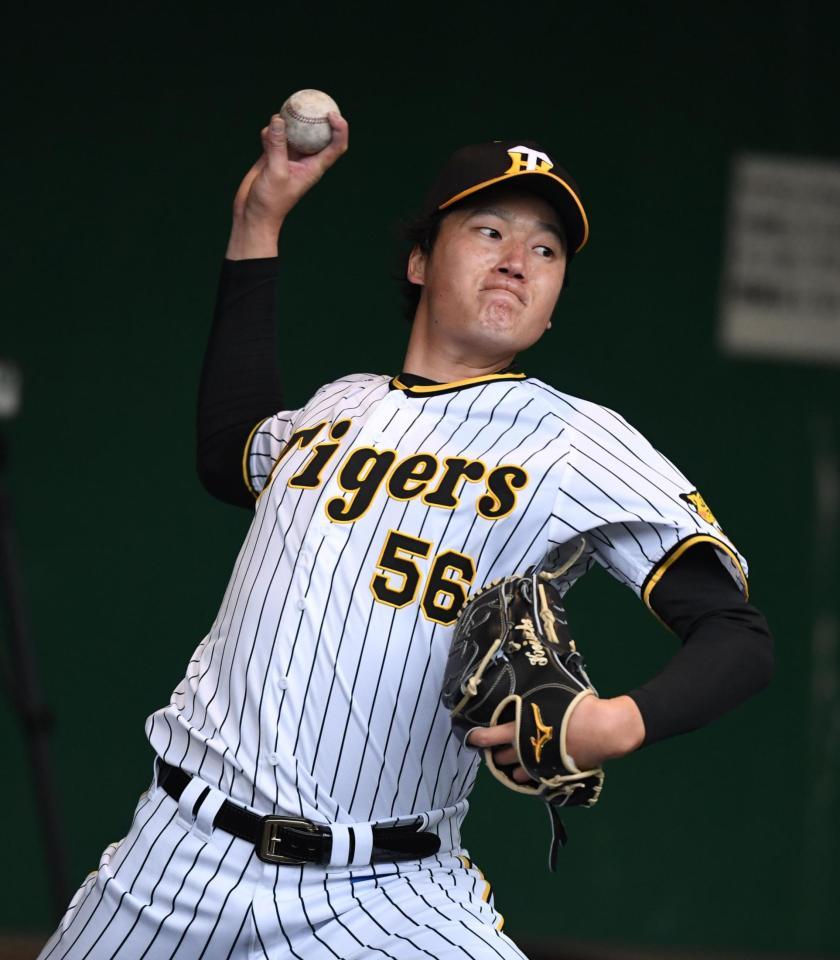 　ブルペンで力投する小林（撮影・石井剣太郎）