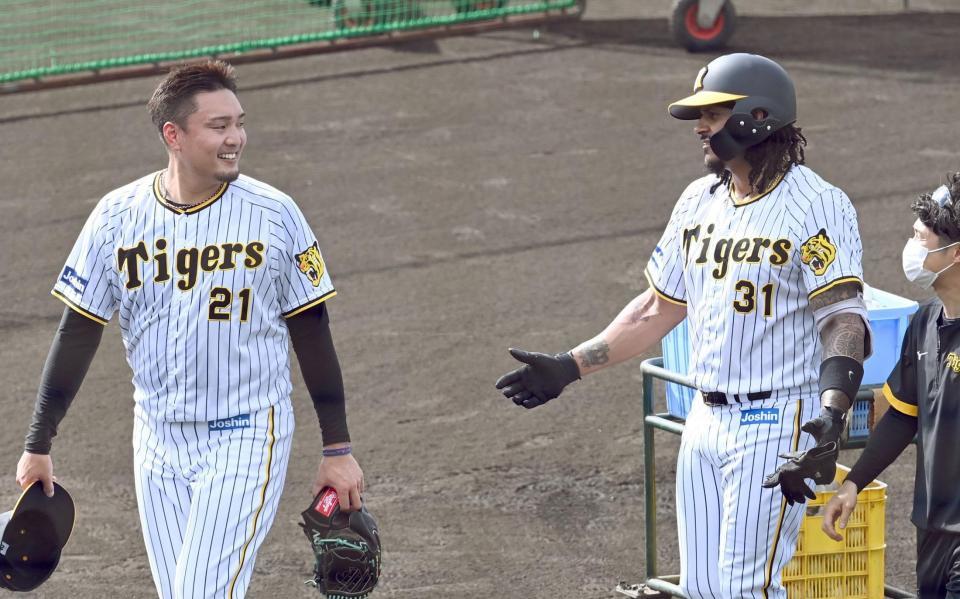 秋山（左）のボールを打ったマルテは話しながら引き揚げる（撮影・田中太一）