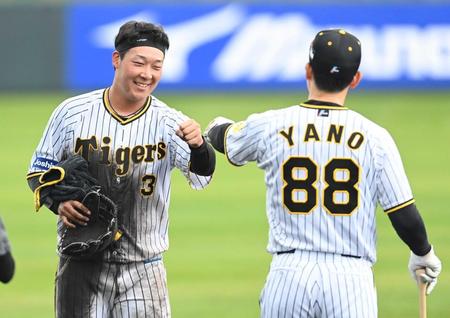 　ノックを終え、矢野監督とグータッチをする大山