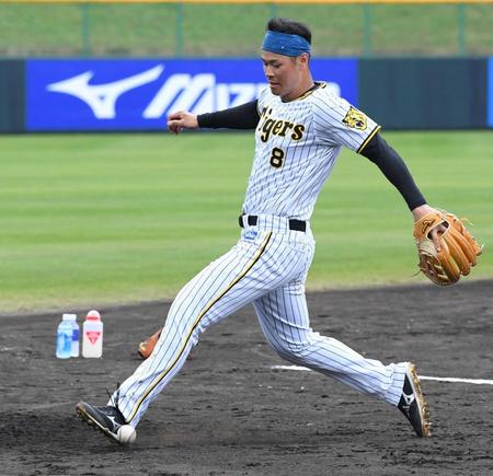 　足でボールを止めようとする佐藤輝