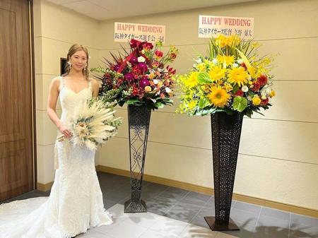 結婚を発表した高塚南海に、矢野監督らから祝福の花が届く（球団提供）