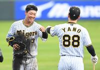 　ノックを終え、矢野監督とグータッチをする大山