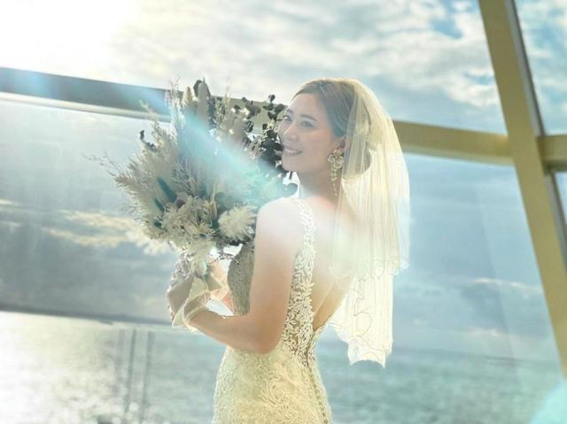 【写真】元タイガースWomenの美人外野手 背中が美しいウェディングドレス姿