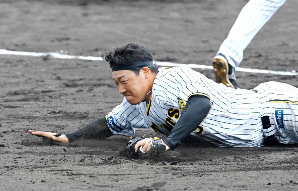 　飛びつきながら捕る大山（撮影・田中太一）