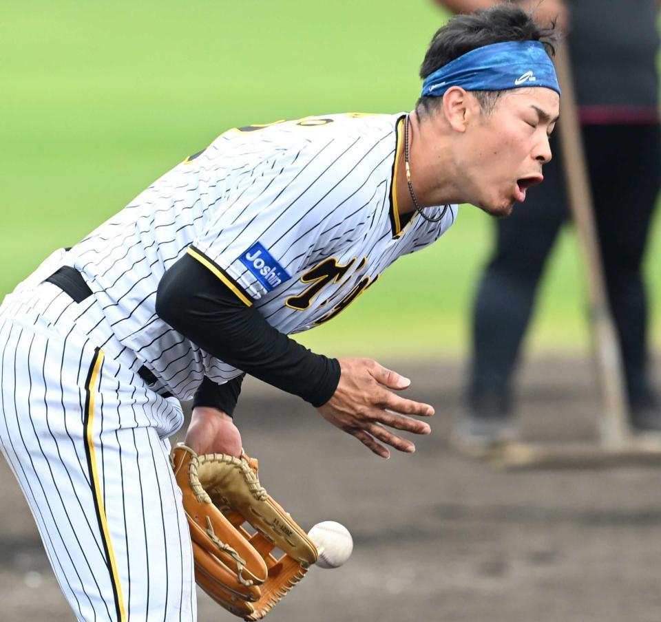 　苦しげな表情でグラブを出す佐藤輝（撮影・田中太一）