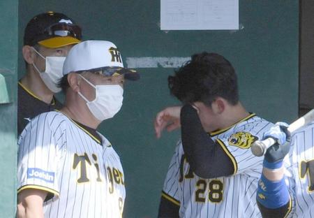 　シート打撃で登板した後、矢野監督（左）から声をかけられる鈴木（撮影・佐々木彰尚）