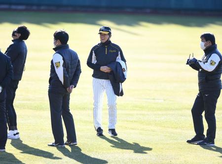 　本格的な練習が始まる前に冗談で周囲を笑わせる平田２軍監督（中央）＝撮影・石井剣太郎