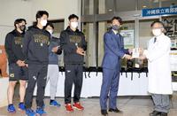 　こども医療センターに訪問し、和氣亨院長（右）に目録を手渡す、（左から）遠藤、小幡、高寺、佐藤輝、阪神ＯＢの鳥谷氏（代表撮影）