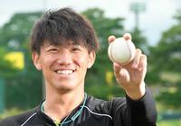 　習得中のフォークの握りを披露する伊藤将（撮影・西岡正）