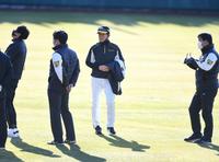 　本格的な練習が始まる前に冗談で周囲を笑わせる平田２軍監督（中央）＝撮影・石井剣太郎