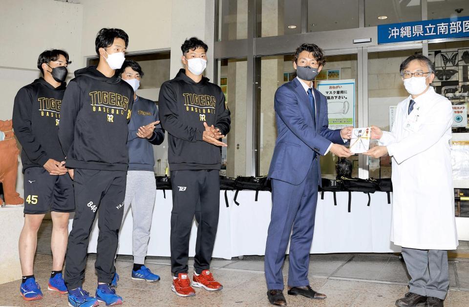 　こども医療センターに訪問し、和氣亨院長（右）に目録を手渡す、（左から）遠藤、小幡、高寺、佐藤輝、阪神ＯＢの鳥谷氏（代表撮影）