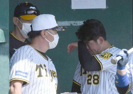 　シート打撃登板後、矢野監督（奥）から声をかけられる