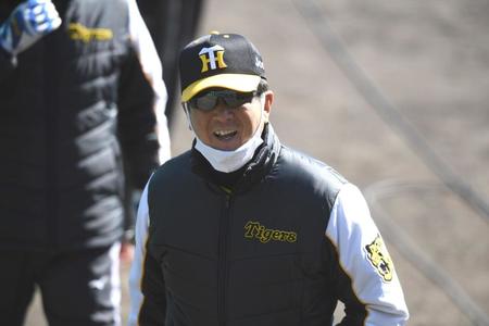 　練習中に笑顔を見せる平田２軍監督（撮影・石井剣太郎）