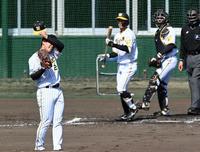 　シート打撃で３連続四球を与え、悔しがる鈴木（撮影・飯室逸平）