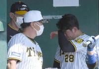 　シート打撃登板後、矢野監督（奥）から声をかけられる