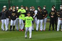 　笑顔であいさつする１日キャプテンの伊藤将