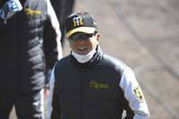 　練習中に笑顔を見せる平田２軍監督（撮影・石井剣太郎）