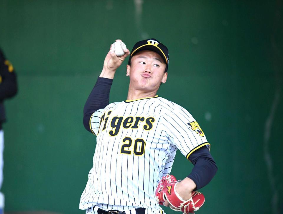 　ブルペンでスプリットを投げる森木（撮影・石井剣太郎）