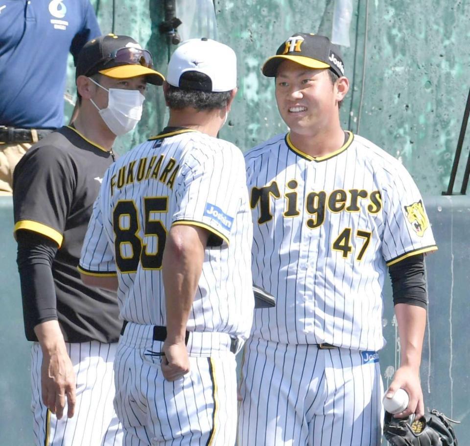 　登板後、矢野監督（左）から声をかけられる