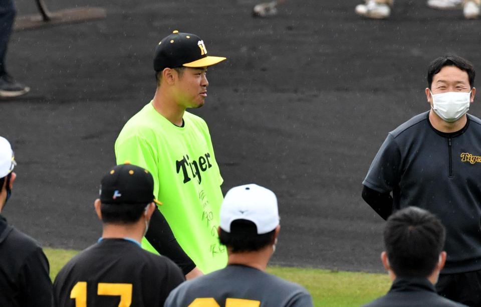 　「無知の知」と書いたシャツを着る佐藤輝（撮影・佐々木彰尚）