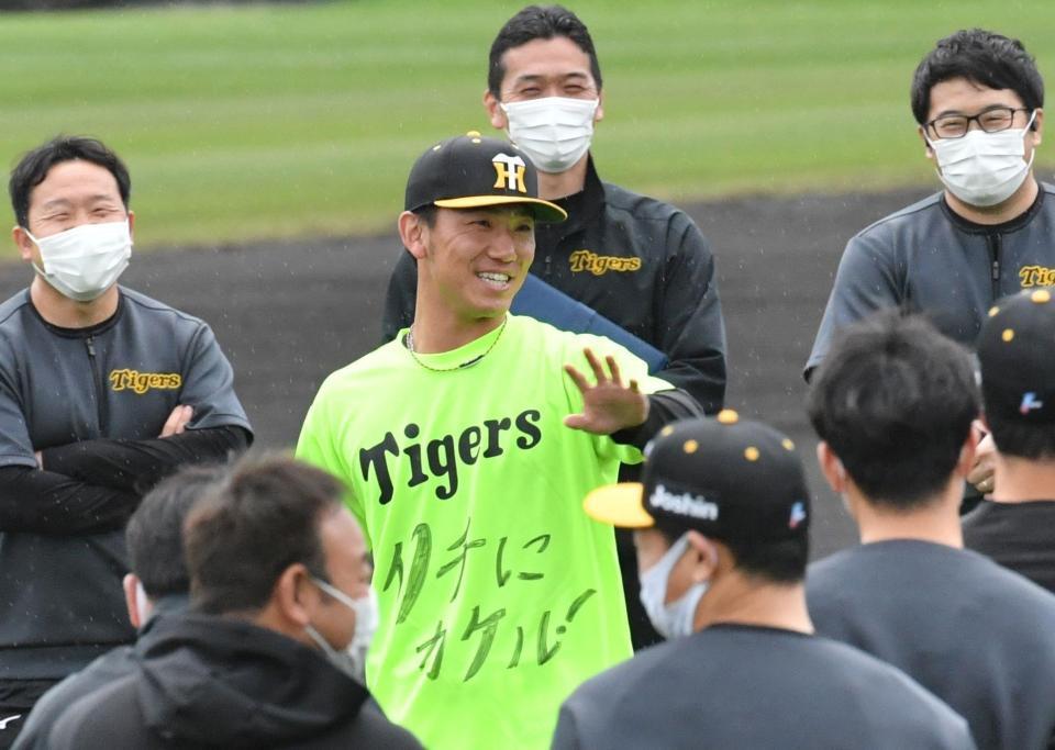 　「イチにカケル！」と書いたシャツを着る伊藤将（撮影・佐々木彰尚）