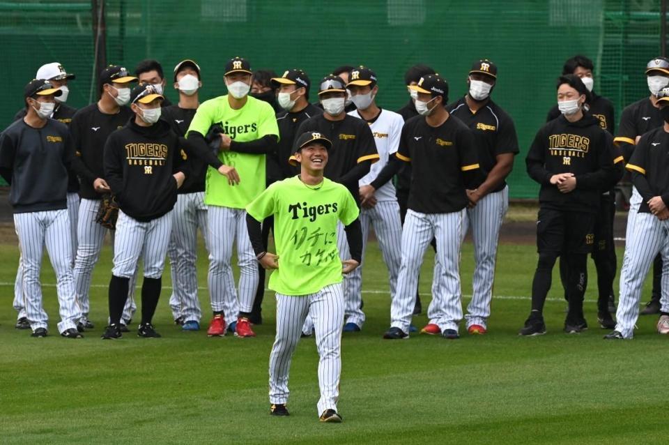 　笑顔であいさつする１日キャプテンの伊藤将