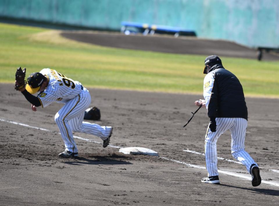 　守備練習で二遊間の併殺のタイムを計る平田２軍監督（右）と片山（撮影・石井剣太郎）