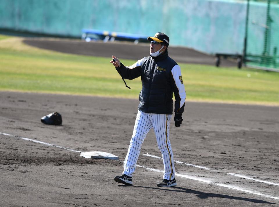 　守備練習で二遊間の併殺のタイムを計る平田２軍監督（撮影・石井剣太郎）