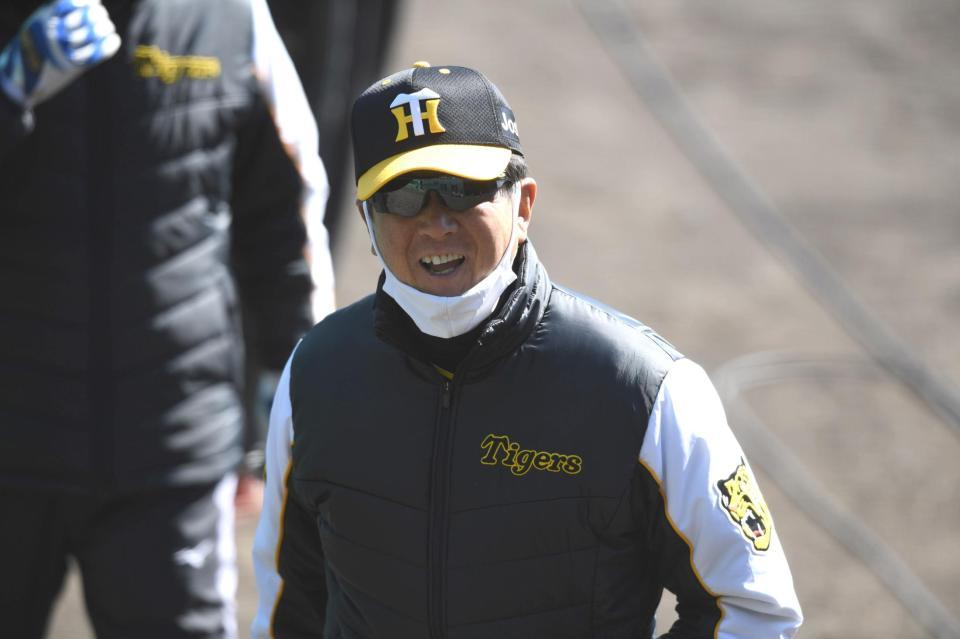 　練習中に笑顔を見せる平田２軍監督（撮影・石井剣太郎）