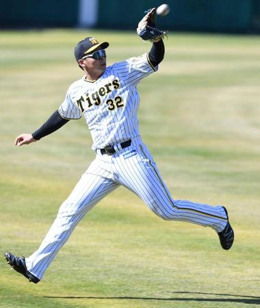 　守備練習で汗を流す井上