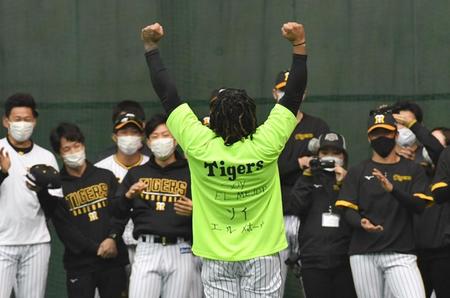 　「ソイ　エル　メホール」と書いたシャツを着たマルテ（撮影・佐々木彰尚）