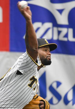 　ブルペンで投球する阪神・アルカンタラ（撮影・佐々木彰尚）