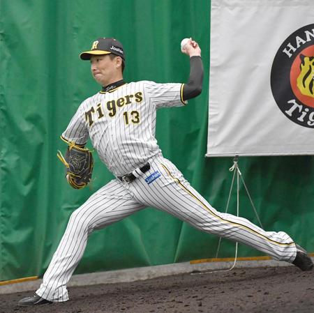 　感触を確かめた阪神・岩崎優（撮影・佐々木彰尚）