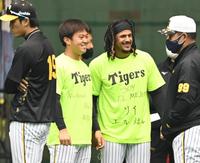 　１日キャプテンをつとめる、阪神・桐敷とマルテ