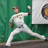 　感触を確かめた阪神・岩崎優（撮影・佐々木彰尚）