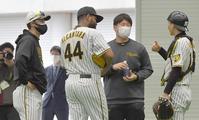 ブルペンでの投球後、話をするアルカンタラ（左から２人目）＝（撮影・佐々木彰尚）