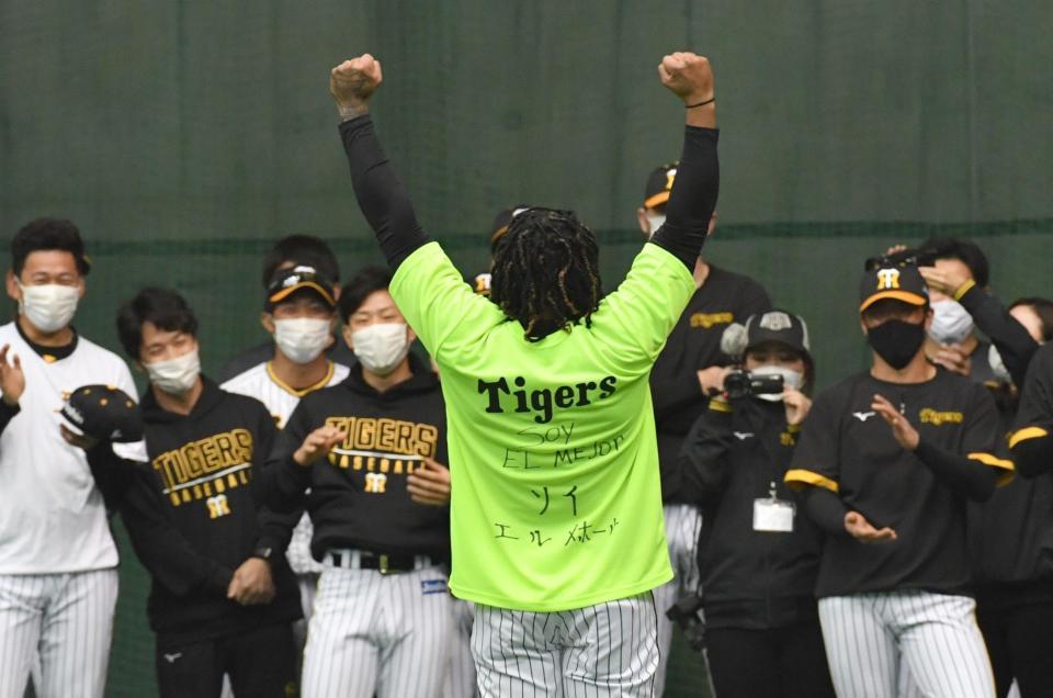 　「ソイ　エル　メホール」と書いたシャツを着たマルテ（撮影・佐々木彰尚）